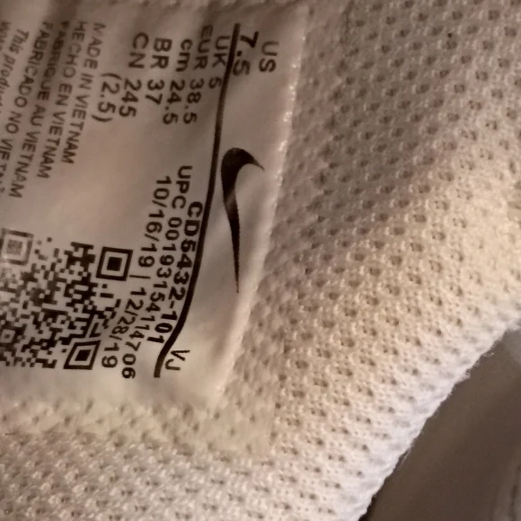 Nike Air Max Excee shoes in the White/Black/Pure Platinum colorway - Picture 11 of 11